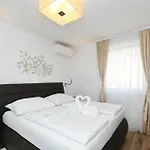 Lägenhetshotell Tin 4*