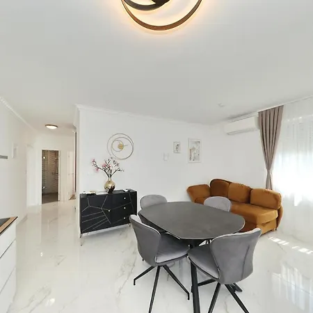 Aparthotel Tin *